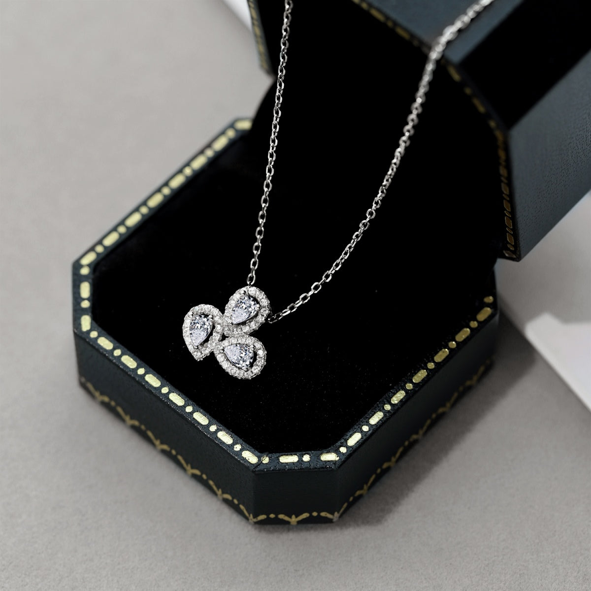 [Rose Jewels]Elegant Flower Shape Pear Cut Necklace