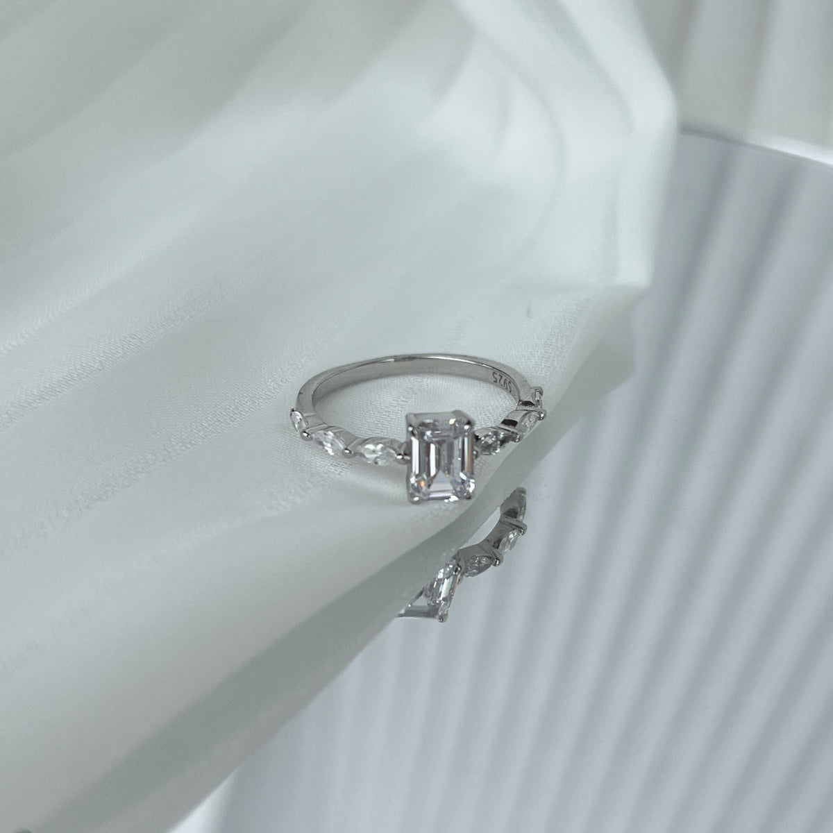 [Rose Jewels]1.0 Carat Dainty Resplendent Radiant Cut Daily Ring