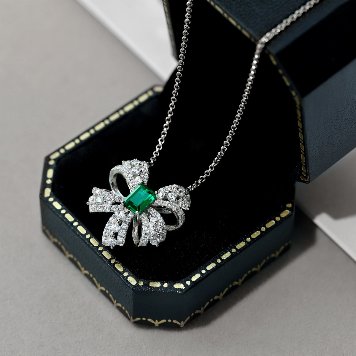 [Rose Jewels]Luxurious Flower Shape Emerald Cut Necklace